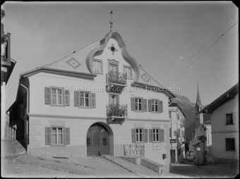 Dorfpartie, Haus mit Senter Giebel