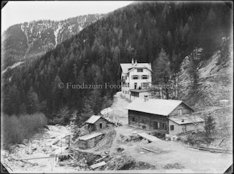 Holzbaracken mit Berghaus Val Sintestra