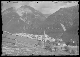 Blick auf Sent mit Piz S-chalambert und Piz Ajüz