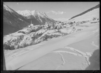Dorf Sent schneebedeckt