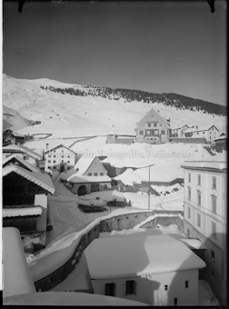 Dorf Sent schneebedeckt