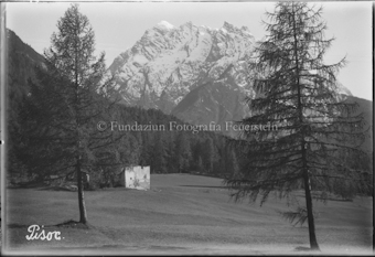 Ruine im Hintergrund Pisoc