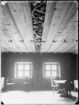 Zimmer mit Stühlen und Tisch