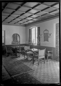 Salon mit Tischen und Polsterstühlen
