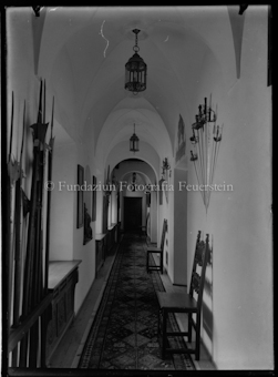 Flur mit ausgestellten Waffen