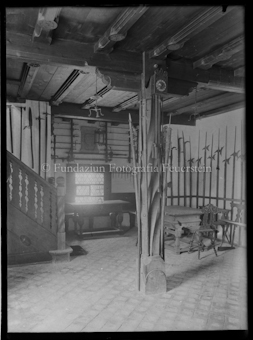 Raum mit ausgestellten Waffen