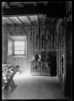 Raum mit ausgestllten Waffen und Rüstungen