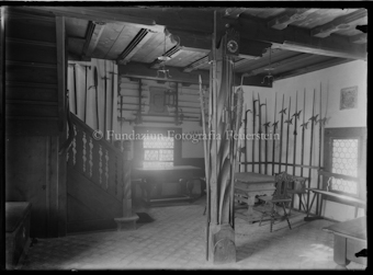 Raum mit ausgestellten Waffen