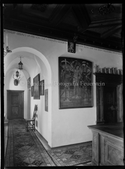 Innenaufnahme, Flur mit Gemälden