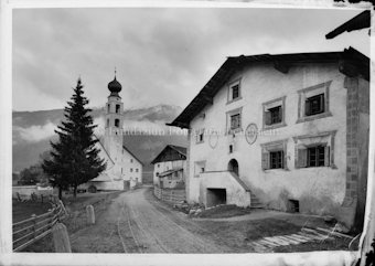 Bündnerhaus im Münstertal mit Kirche