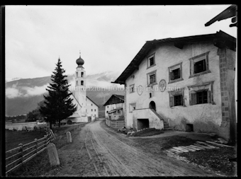 Bündnerhaus im Münstertal mit Kirche