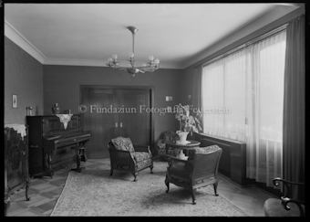 Salon mit Klavier, Tisch und Sesseln