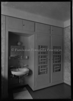 Badezimmer, Waschbecken, Spiegel und Schrank