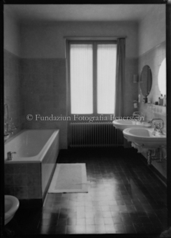 Badezimmer, zwei Waschbecken, Badewanne