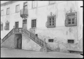 J, Hemmi-Bezzola, prakt. Arzt, Fassade mit doppelläufiger Treppe, Fenster im Erdgeschoss aufwendig vergittert