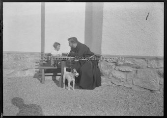 Kapuzinermönch mit Kind und Hund