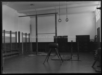 Turnhalle, Sprossenwand, Ringe, Reckstangen