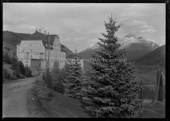 Strasse Blick Richtung Internat mit Bergen im Hintergrund