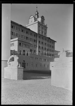 Einfahrt des Internats, mit zwei liegenden Steinbockstatuen aus Stein