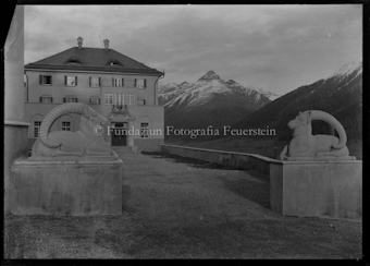 Einfahrt des Internats, mit zwei liegenden Steinbockstatuen aus Stein