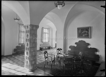 Flur mit Tisch und Stühlen