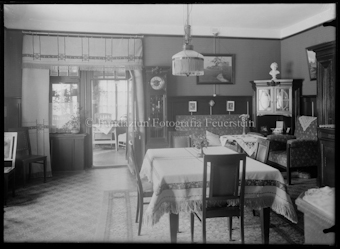 Wohnstube, Tisch, Stühle, Durchgang in Wintergarten