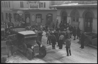 Cafe Rauch, Menschenmenge, Autos