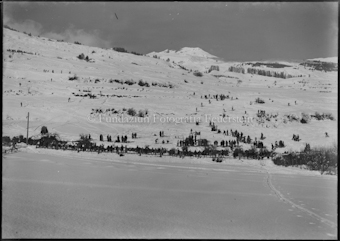 Skifahrer und Zuschauer am Hang