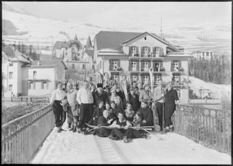 Gruppenporträt mit Skifahrern