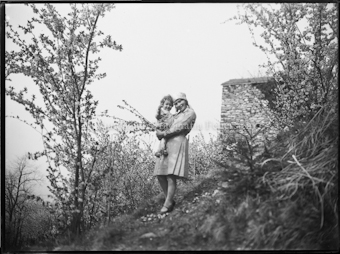 Frau mit Kind in der Nähe eines Rustico