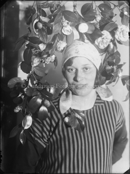 Porträt Frau mit Kopftuch, Blumen