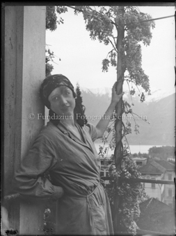 Porträt Frau auf Balkon vor Glyzinien
