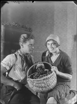 Porträt Mann und Frau, Korb mit Trauben