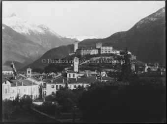 Blick über Bellinzona auf Castelgrande
