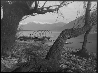 Zwei Jungen in Barke an Seeufer vom Lago Maggiore 