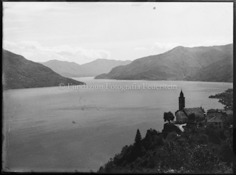 Blick über Lago Maggiore mit Kirche von Ronco