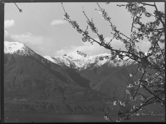 Blick über See auf Berggipfel