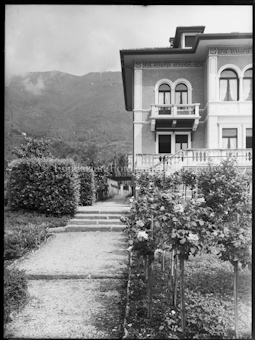 Kiesweg in Garten mit Herrschaftshaus