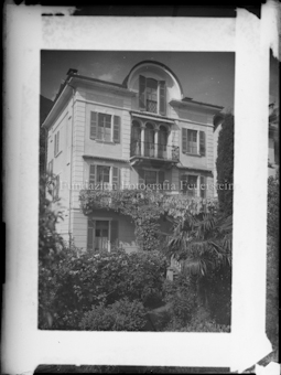 Wohnhaus mit überwachsenem Balkon