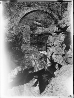 Ruine Steinbrücke über Bergbach