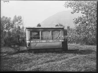 Wohnwagen an Waldrand, Beschriftung «Hotel du Parc»