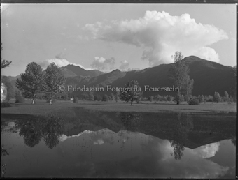Landschaft mit Spiegelung in Wasserfläche