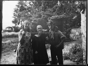 Zwei Männer und Frauen Gruppenfoto