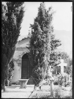 Kapelle auf Friedhof, Zypressen