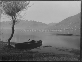 Ruderboot an Seeufer bei Magadino Richtung Locarno