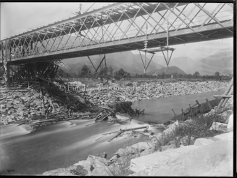 Eingestürzte Eisenbahnbrücke über Fluss, ev. Bei Cugnasco