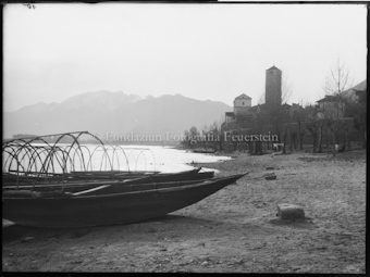 Barken am Seeufer des Lago Maggiore; im Hintergrund Kirche San Quirico in Minusio