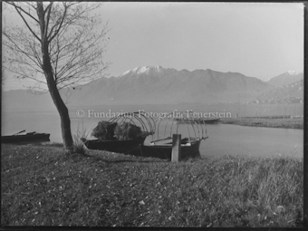 Barken am Seeufer des Lago Maggiore. im Hintergrund Berge