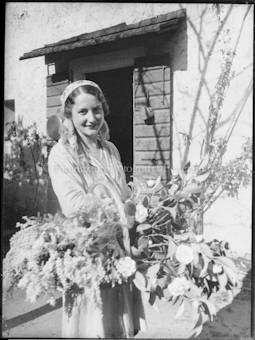 Porträt Frau mit Blumenstrauss