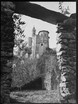 Madonna del Sasso mit Mauer